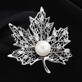 Elegante spilla a foglia d'acero argentata con perla bianca e zirconi brillanti incastonati - Argento