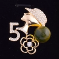 Elegante Goldbrosche mit Damensilhouette, Nummer 5 und grüner Perle mit weißen Kristallen - Damenprofil Nummer 5