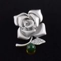 Spilla rosa argento opaco con foglia di strass e pendente di perla verde scuro - Rosa Blu Platino