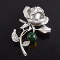 Elegante spilla a fiore argento con una perla verde e cristalli scintillanti - Design a Doppia Rosa