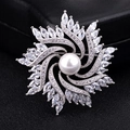 Lujoso broche de molinillo con perla central y pétalos de circón brillante para mujer - Molino de Viento Plata