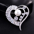 Elegante broche de plata en forma de corazón con una gran perla blanca y circonitas - Estilo Corazón de Platino