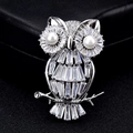 Spilla a forma di gufo elegante con pietre di zircone e occhi di perla su pelle nera - Gufo Platino