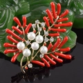 Dettaglio macro della spilla fiore corallo rosso con perle e cristalli su base oro - Stile Perla di Corallo Rosso (y035)