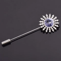 Dettaglio della spilla a girasole con cristallo viola e strass bianchi su ago d'argento - Stile Girasole Viola (Rotating Windmill)