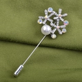 Dettaglio ravvicinato della spilla a fiore con cristalli, perla bianca e spillo lungo - Bianco
