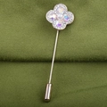 Makroaufnahme der Kleeblatt-Brosche mit AB-Kristallen und Perle auf grünem Stoff - Vierblättriges Kleeblatt Blumen Stil (小花朵)