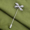 Dettaglio della spilla a fiocco argento con cristalli bianchi e diamante AB su verde - Fiocco d'Oro