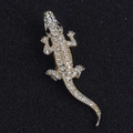 Dettaglio della spilla a forma di coccodrillo dorata con strass e pietre nere negli occhi - Stile Coccodrillo (Colore Oro)