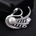 Eleganter Schwan-Anstecker in Silber mit Zirkoniasteinen und einer großen weißen Perle - Perlschwan