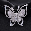 Luxe zilveren vlinderbroche met fonkelende zirkonia op zwart lederen achtergrond - Zilveren Vlinder
