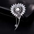 Elegante Löwenzahn Brosche mit Marquise Zirkonia und weißer Perle auf einer schwarzen Box - Weißgold