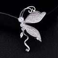 Elegante broche de alas de mariposa con micro circonitas en acabado plateado - Oro Blanco
