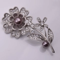 Detailansicht einer Vintage-Blumenbrosche aus Silber mit lila Perlen und hellen Strass - Vintage Silber Doppelblumen-Stil / Doppelschichtige Blume