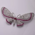 Makroansicht der Schmetterling-Brosche mit weißen und rosafarbenen Strasssteinen auf Silber - Rosarot Schmetterling