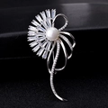 Elegante broche de pluma plateada con circonitas micropavé y detalle de perla central - Plateado