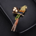 Broche de loro colorido con pedrería y perla dorada champán sobre cuero negro - Pájaro Multicolor Perla Dorada