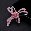 Elegante spilla a fiocco in argento con cristalli rosa e design floreale in gemme - Rosa