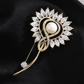 Elegante goldene Löwenzahn-Brosche mit Zirkonia und Perle auf schwarzem Seidenstoff - Gold