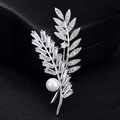 Broche élégante en forme de feuille avec zircons brillants et une perle blanche fine - Feuille Or Blanc