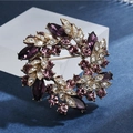 Élégante broche fleur en cristal violet en forme de couronne avec finition dorée et strass - Épingle Violette Cristal K9