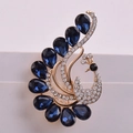 Elegante spilla a forma di pavone dorato con cristalli blu navy e strass bianchi fini - Forma di Pavone / Blu scuro