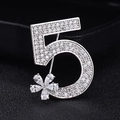 Spilla alla moda numero 5 in argento con micropave di zirconi e dettaglio floreale - Oro Bianco