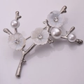 Elegante broche de flor plateada con pétalos de concha blanca y perlas - Rama de Flor de Concha Blanca