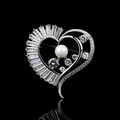 Elegante broche de plata en forma de corazón con circonitas baguette y una perla blanca central - Blanco