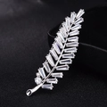 Spilla a piuma d'argento con zirconi cubici micro-pave dal design elegante e naturale - Foglia di Zirconia a Forma di T Argentata
