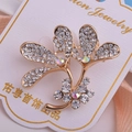 Détail macro d'une broche dorée en forme de feuille avec strass brillants et cristaux AB - Style de Fleur Entrelacée (xz521)