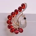 Elegante spilla a pavone dorata con cristalli rossi a goccia e strass bianchi - Forma di Pavone / Rosso