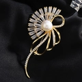 Elegante broche de pluma dorado con perla blanca y brillantes circonitas rectangulares - Dorado