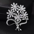Elegante broche ramo de margaritas con base plateada y circonitas con corte de trapecio - Flor Plateada