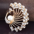 Elegante broche de pavo real dorado con una gran perla blanca y cristales brillantes - Pavo real dorado