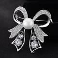 Elegante spilla a fiocco argento con perla centrale e pietre di zirconia scintillanti - Fiocco d'Argento