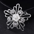 Elegante spilla a fiore in madreperla con zircone AAA e perla in un design floreale argento - Oro Bianco