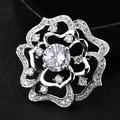 Squisita spilla a forma di rosa con micro-pavé di zirconi e grande pietra centrale - Rosa Platino