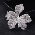 Eleganter silberner Kleeblatt-Anstecker mit funkelnden Zirkonia auf schwarzem Leder - Platin Fünf-Blatt-Stil