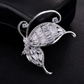 Squisita spilla a farfalla in argento con zirconi su sfondo di pelle scura - Farfalla in Platino