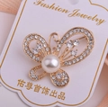 Vue détaillée de la broche papillon avec strass étincelants et perle blanche centrale - Style Papillon Perle Artificielle (xz521)