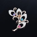 Eleganter roségoldener Blumen-Anstecknadel mit weißen Strasssteinen und bunten Kristallen - Mehrfarbige Blattbrosche
