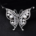 Elegante zilveren vlinderbroche met kristallen en witte parels op zwarte achtergrond - Zilver (Zirkoon Vlinder)