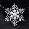Elegante spilla a fiocco di neve in argento con perle e zirconi su pelle nera venata - Fiocco di neve