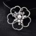 Spilla a fiore di lusso con zirconi e doppie perle su sfondo di pelle nera - Fiore di Prugno in Zirconia
