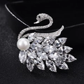 Lussuosa spilla a cigno in argento con ali in zircone e un accento di perla bianca - Perla Artificiale Zirconia Cigno