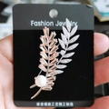 Elegante spilla a spiga di grano con zircone ambra, cristalli bianchi e perla tonda - Foglia Zirconia Multicolore