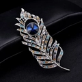 Eleganter Pfauenfeder-Anstecknadel mit blauem Kristall und bunten Strasssteinen auf Silber - Pfauenfedern