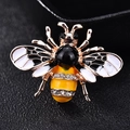 Spilla ape dorata elegante con ali in smalto giallo e cristalli scintillanti - Ape in Smalto