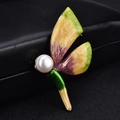 Spilla a farfalla elegante con smalto verde viola e perla su sfondo in pelle nera - Forma Libellula (Perla d'Acqua Dolce)